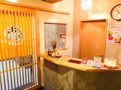木製カウンターと椅子がある店舗の受付スペース
